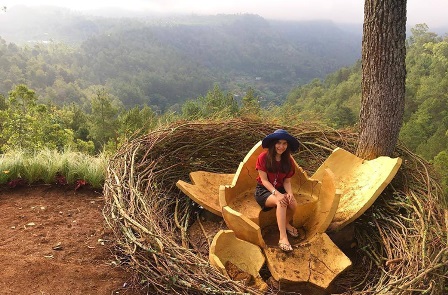 Wisatawan berpose di Wisata Gunung Banyak. Foto: dakatour.com
