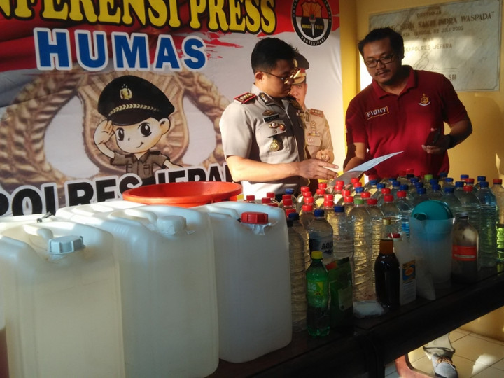 Petani di Jepara <i>Nyambi</i> Jual Miras Oplosan