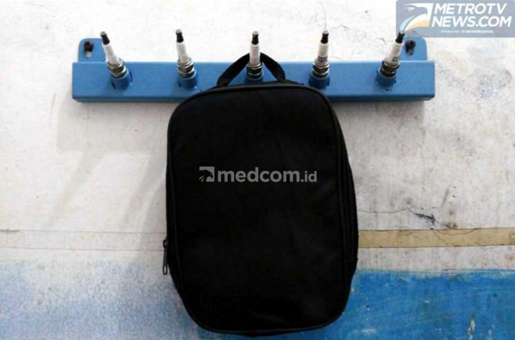 Gantungan pakaian dari busi bekas. Medcom.id/M. Bagus Rachmanto