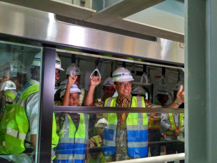 Anies Tinjau Kereta Pertama MRT Jakarta