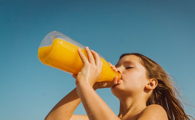 Krieger dan Auerbach menyarankan orang tua untuk memberikan anak-anak jus buah yang mengandung 100 persen buah asli sebanyak 4 hingga 6 ons sehari untuk anak-anak berusia 6 tahun ke bawah. (Foto: Piotr Chrobot/Unsplash.com)
