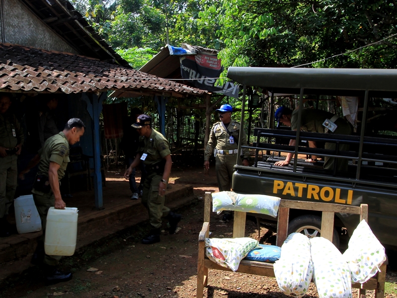 Satpol PP Jepara merazia penjual miras oplosan. Foto: Medcom.id/Rhobi Shani