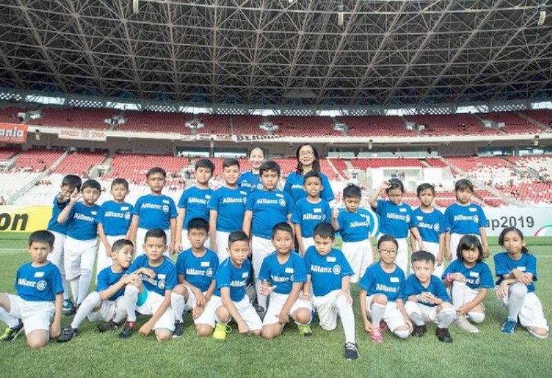 Anak-anak Indonesia yang termasuk dalam program player escort pilihan Allianz Indonesia untuk laga Persija Jakarta vs Johor Darul Takzim di ajang AFC Cup 2018 (Foto: Dok. Allianz)