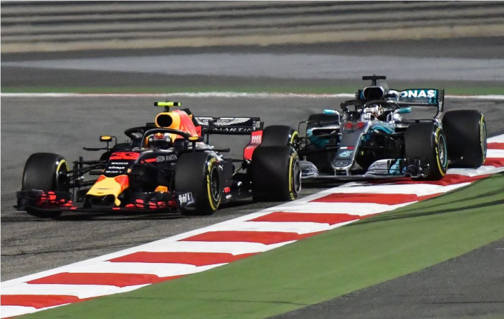 Hamilton Minta Maaf Atas Ucapannya pada Verstappen
