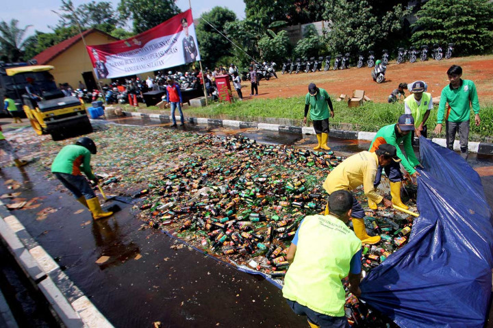 Polres Tangsel Musnahkan Ribuan Botol Miras Oplosan