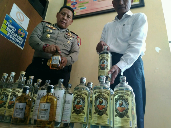Puluhan Botol Miras Disita dari Toko Kelontong di Malang