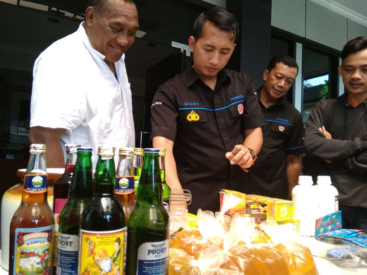 Pemilik Pabrik Miras di Bekasi Diburu Hingga Padang