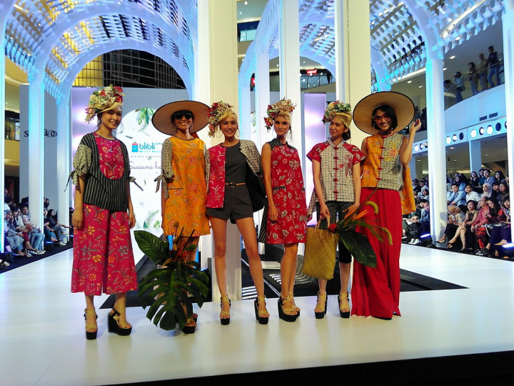 Dorong Anak Muda untuk Cinta Batik, Blibli Gandeng Desainer Denny Wirawan