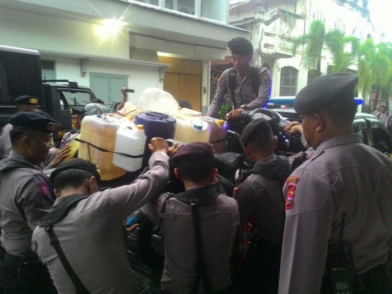 Razia miras oplosan di Padang, Sumatera Barat. Foto: Medcom.id/Alex Rajes