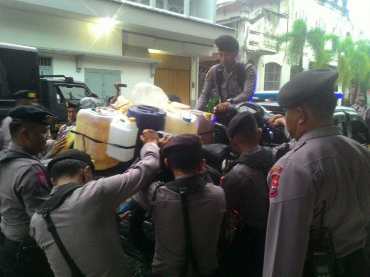 Polisi Sita Puluhan Jerikan Miras Oplosan di Padang