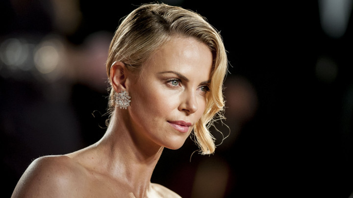 Anaknya Terancam Rasisme, Charlize Theron Pertimbangkan Keluar dari AS