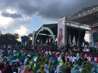 Gus Ipul-Puti Guntur Ubah Kampanye Akbar Jadi Istighosah