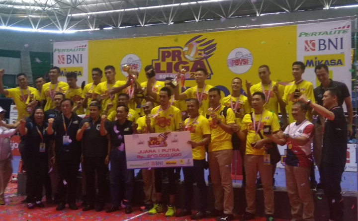 Surabaya Bhayangkara Samator Angkat Trofi Proliga 2018