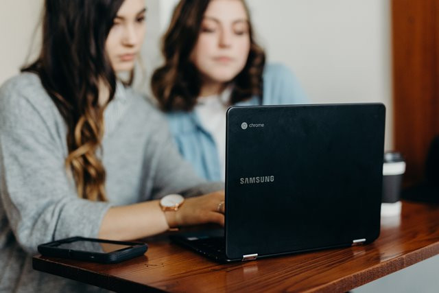 Lebih dari sepertiga pekerja di Inggris merasa dapat melakukan pekerjaan lebih baik daripada atasan mereka, demikian menurut sebuah studi. (Foto: Brooke Cagle/Unsplash.com)