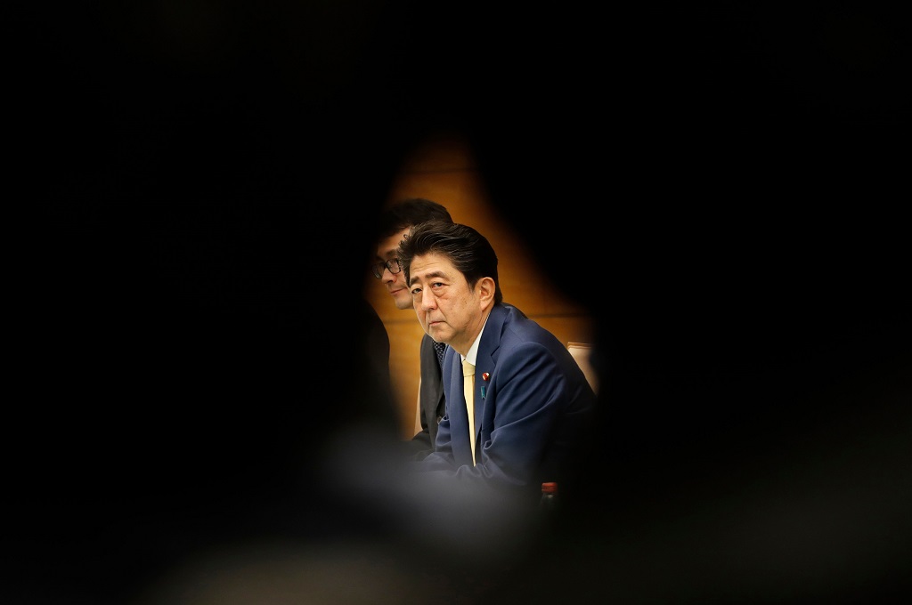 PM Abe dalam pertemuan dengan PM Irak Haider al-Abadi di Tokyo, 5 April 2018. (Foto: AFP/POOL/KIM KYUNG-HOON)
