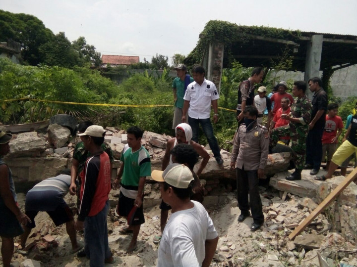 7 Orang Tewas Tertimpa Bangunan Tua