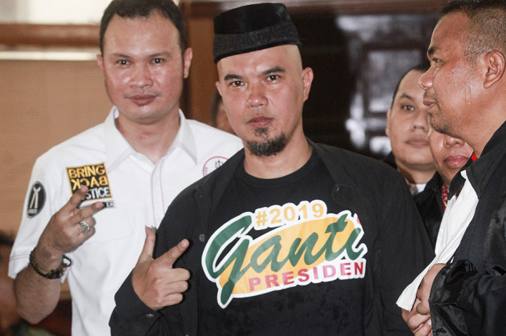 Gaya Ahmad Dhani Berkaus #2019GantiPresiden di Sidang Perdana