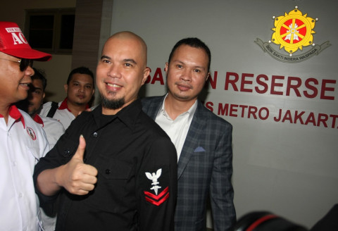 Tersangka kasus ujaran kebencian Ahmad Dhani (tengah) menjalani