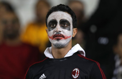 Fan AC Milan (AFP PHOTO / KARIM JAAFAR)
