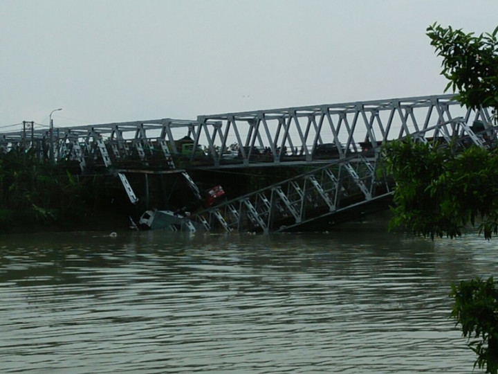 Jembatan Penghubung Lamongan-Tuban Ambruk
