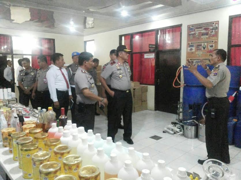 Minuman keras oplosan diracik dengan bahan larutan obat nyamuk merek baygon di pabrik kawasan Padang Tinggi, Kota Payakumbuh,Sumatera Barat, Selasa, 17 April 2018.