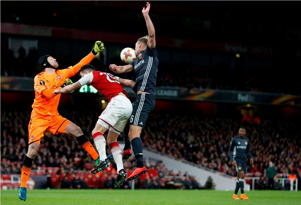 Petr Cech berusaha menjemput bola. (Foto: AFP PHOTO / IKIMAGES / Ian KINGTON)