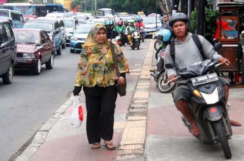Sejumlah pengendara motor menerobos trotoar pejalan kaki di