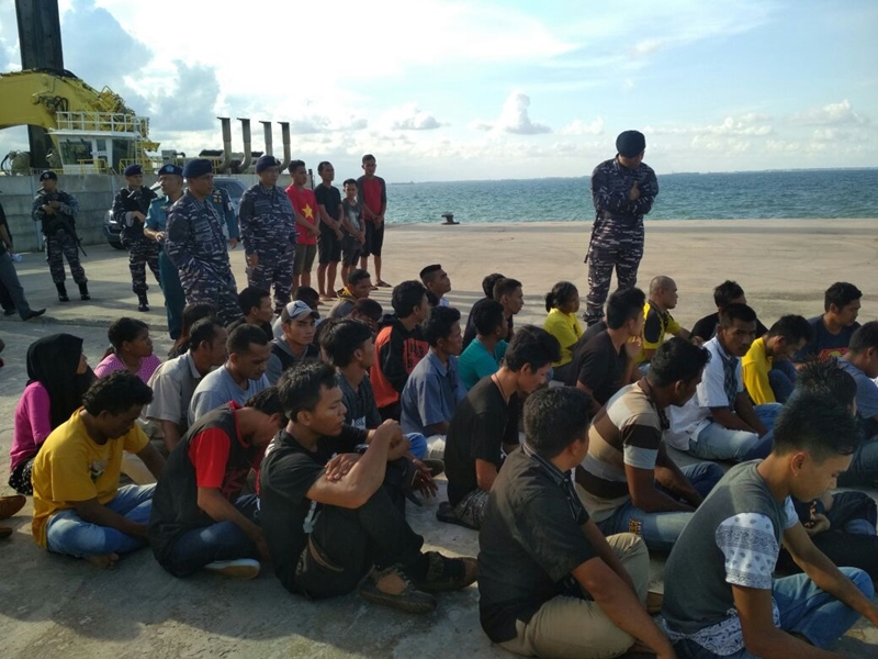 Petugas mengamankan 40 WN Indonesia dan 9 WN Bangladesh yang berusaha diselundupkan tiga kapal cepat. Foto: Istimewa