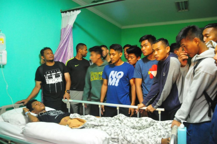 Pemain dan Pelatih Arema Jenguk Korban Kericuhan di Stadion Kanjuruhan