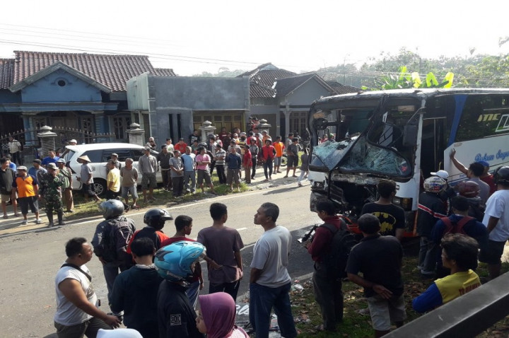Tiga Bus Tabrakan Diduga Akibat Berebutan Penumpang