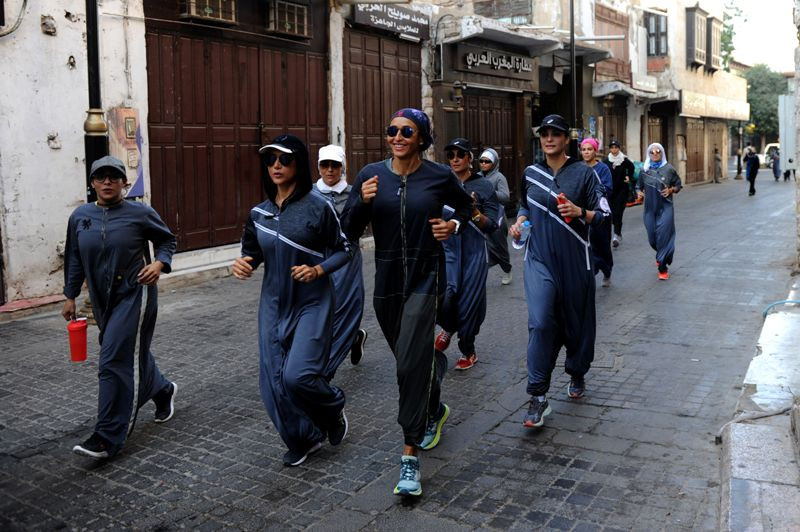 Perempuan Arab Saudi olahraga lagi dengan abaya (Foto: AFP).