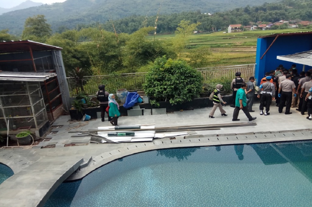 Polisi menggerebek rumah Syamsudin, peracik miras oplosan yang menewaskan puluhan orang di Cicalengka, Kabupaten Bandung, Medcom.id - Octa