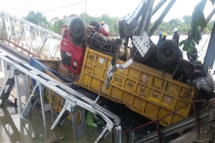 Truk di Jembatan Widang Dipotong Sebelum Dievakuasi