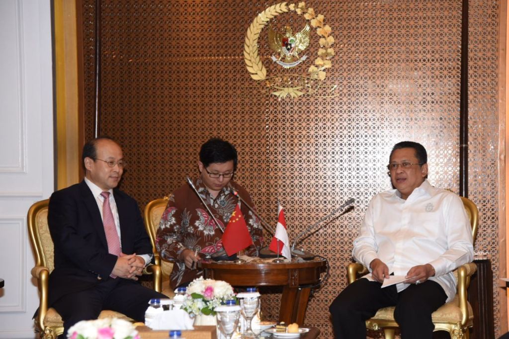 Ketua DPR Bambang Soesatyo (kanan) saat menerima Duta Besar Tiongkok untuk Indonesia, Xiao Qian, di ruang kerja Ketua DPR, Jakarta, Rabu, 18 April 2018. Foto: Istimewa