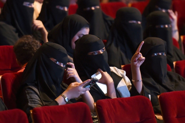 Saudi women enjoy a rare trip to the movies on October 20, 2017 at a cultural centre in Riyadh. (Photo:AFP/Fayez Nureldine)