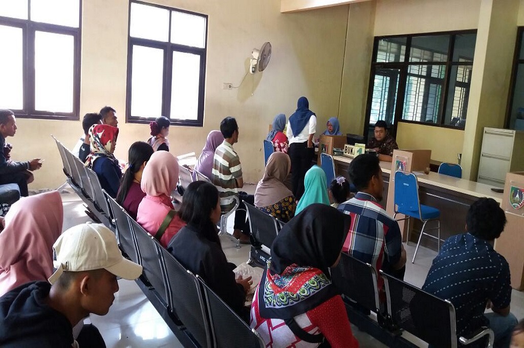 Antrean warga mengurusi KTP-el di Jombang, Kamis, 19 April 2018, Medcom.id - Nurul Hidayat