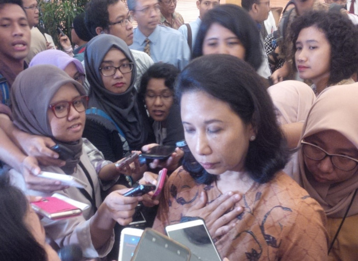Menteri Rini Panen Padi di Karawang