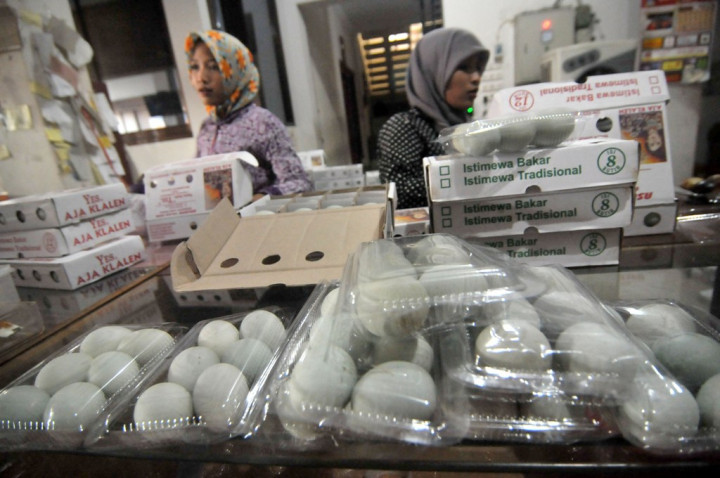 Di Sela Panen Padi, Menteri Rini Borong 400 Telur Asin