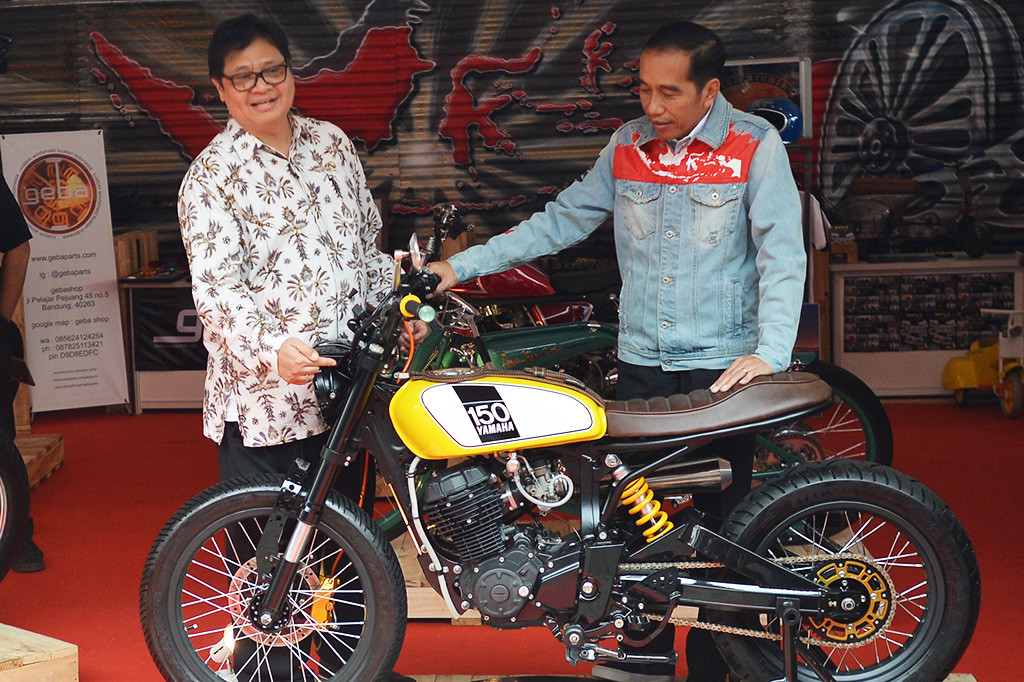 Pakai Jaket Denim Andalan, Jokowi Tinjau Pameran IIMS 2018
