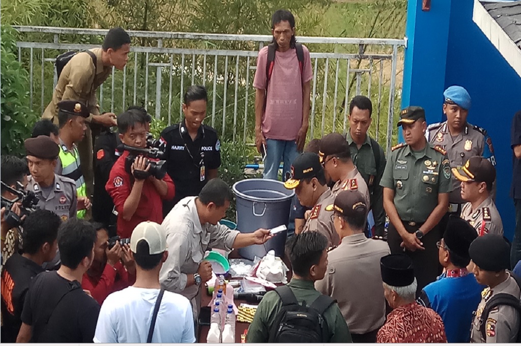 Wakapolri dan jajarannya dalam keterangan pers kasus miras oplosan yang menewaskan puluhan orang di Cicalengka, Kabupaten Bandung, Kamis, 19 April 2018, Medcom.id - Octavianus