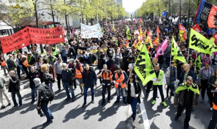 Para Seteru Bergabung, Macron Hadapi Protes Massa