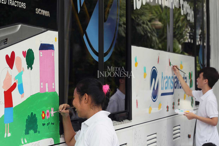 TransJakarta Dilukis Anak-anak Berkebutuhan Khusus