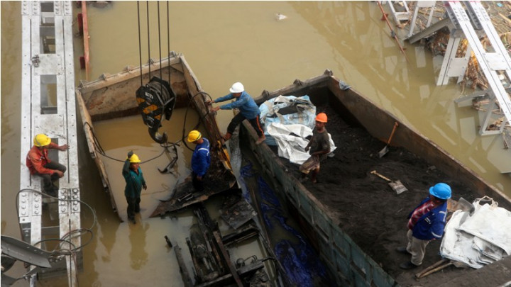 Dua Truk di Jembatan Widang Dievakuasi