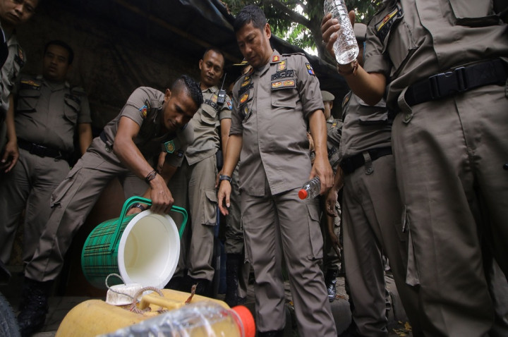 Warung Kecil Dirazia Cegah Miras Oplosan Beredar