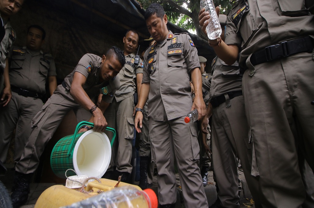 Petugas gabungan menyita miras oplosan dalam razia di Bogor, Medcom.id - Rizky Dewantara