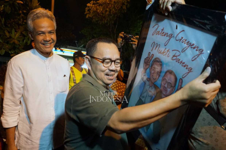 Ganjar Hadiahi Sudirman Said Sebuah Karikatur