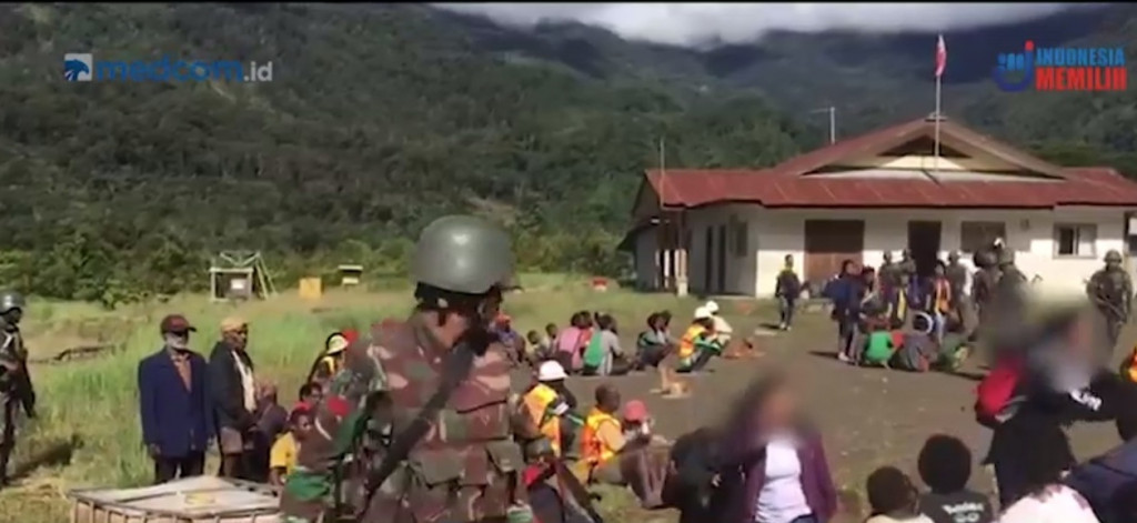 Evakuasi guru yang disandera kelompok bersenjata, di Lembah Arwanop, Timika, Provinsi Papua. Foto: Metro TV