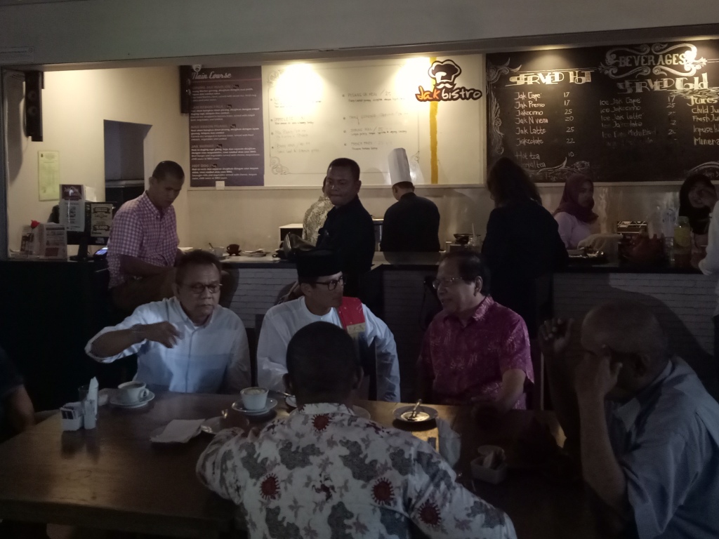 Ketua Tim Sukses Pemenangan Partai Gerindra pada Pilpres 2019 Sandiaga Uno bertemu dengan mantan Menko Kemaritiman Rizal Ramli di Balai Kota. Foto: Medcom.id/Intan Yunelia.