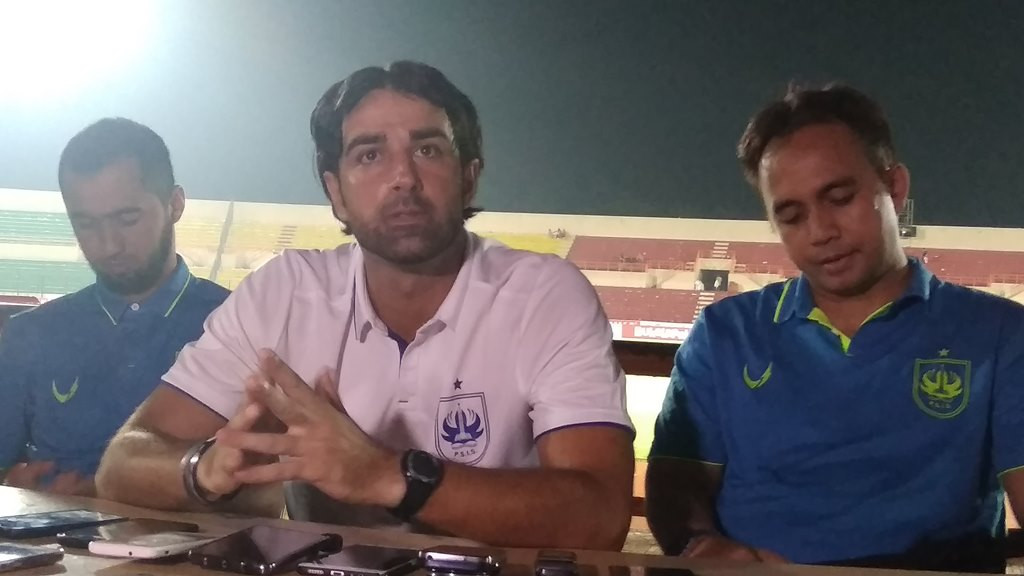 Pelatih PSIS Semarang Vincenzo Alberto Annese (tengah) Foto: Ahmad Mustaqim/Medcom.id