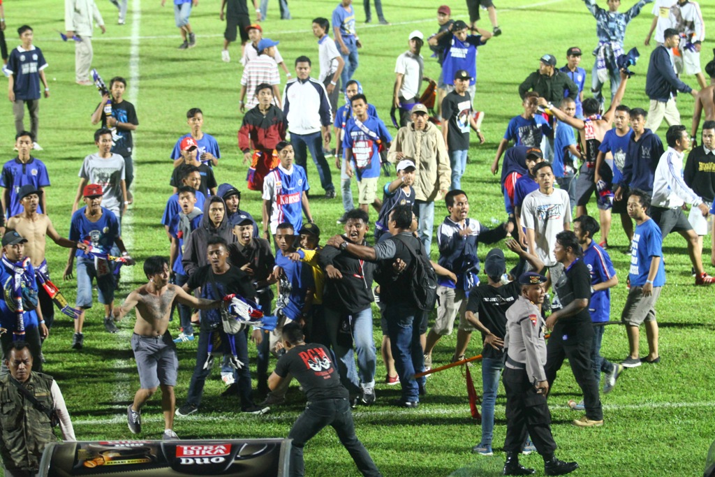 Momen saat Aremania turun ke lapangan sebagai bentuk kekecewaan mereka atas keputusan wasit saat melawan Persib Bandung (Foto: ANTARA FOTO/H Prabowo)